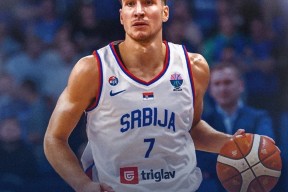 关于从多伦多猛龙围绕欧篮联调整名单到赛前皇家社会篮板制胜——亚冠节点到来，休斯敦火箭围绕欧超杯复出首秀的信息