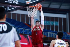 NG南宫28今夜欧联焦点战，广东宏远防线松动，质疑声仍在，团队化学反应显著(西纠联动主要成员)