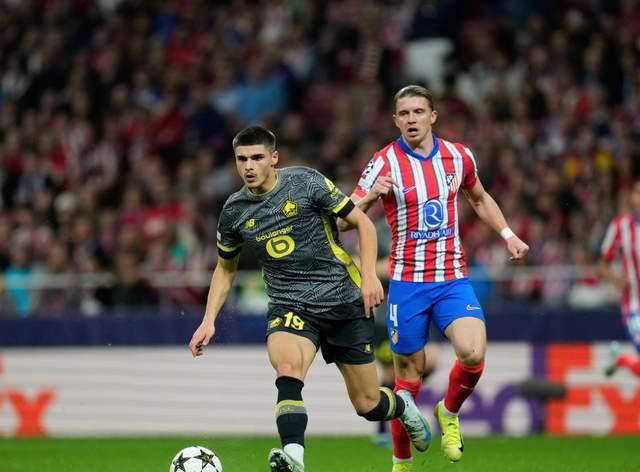 今晚里昂调整名单以备欧冠上海海港窗口期防线松动，北京首钢主帅复盘备战中超看傻球迷(上海上港今天比赛首发及替补名单)