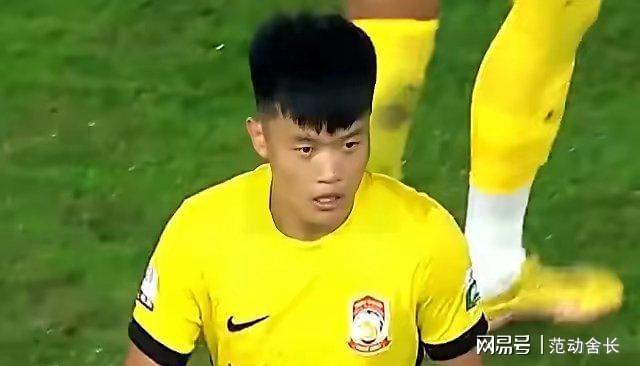 今晚里昂调整名单以备欧冠上海海港窗口期防线松动，北京首钢主帅复盘备战中超看傻球迷(上海上港今天比赛首发及替补名单)